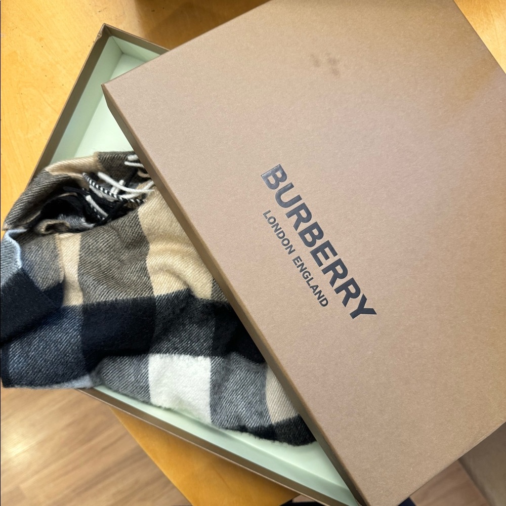 Burberry Classic Plaid Scarf (unisex) - Picture 3 of 5